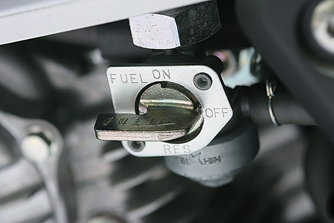 エンジンがかからない キャブ車の場合は燃料コックの位置を確認 Bikejin Web