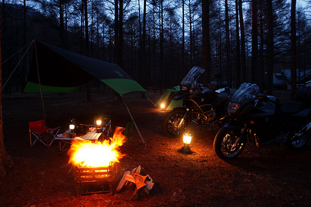 バイク好き同士で焚火を囲んで大いに盛り上がろう！