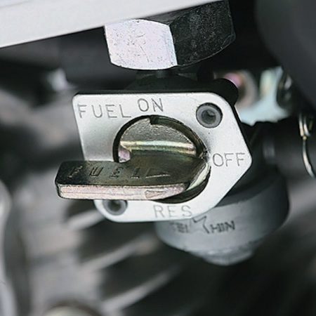 キャブ車の場合は燃料コックの位置を確認