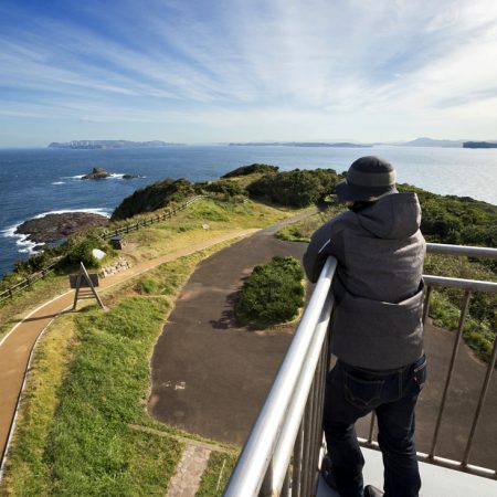 生月島の断崖絶壁にそびえるのが、大バエ灯台