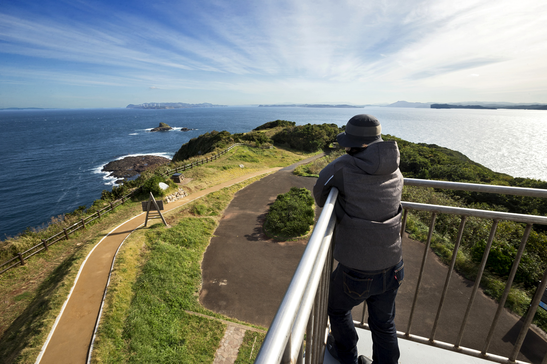 生月島の断崖絶壁にそびえるのが、大バエ灯台