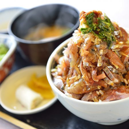 静岡県・東伊豆町　磯辺のアジ丼は食べるほどに食欲が湧くアジマウンテン！