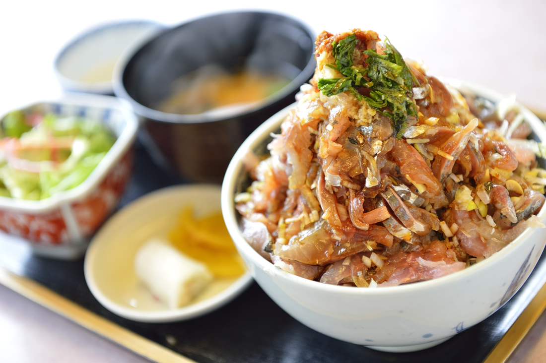 静岡県・東伊豆町　磯辺のアジ丼は食べるほどに食欲が湧くアジマウンテン！