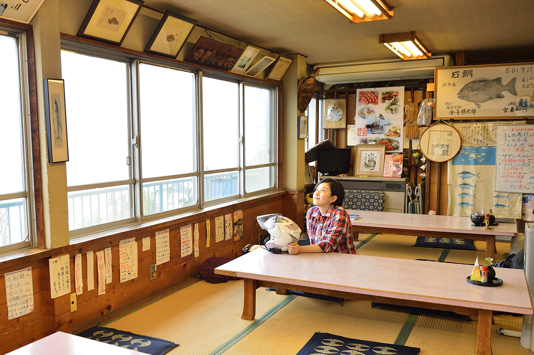 海しか見えない大きな窓。そして腰板にずらりと張り並べられた手書きのメニュー