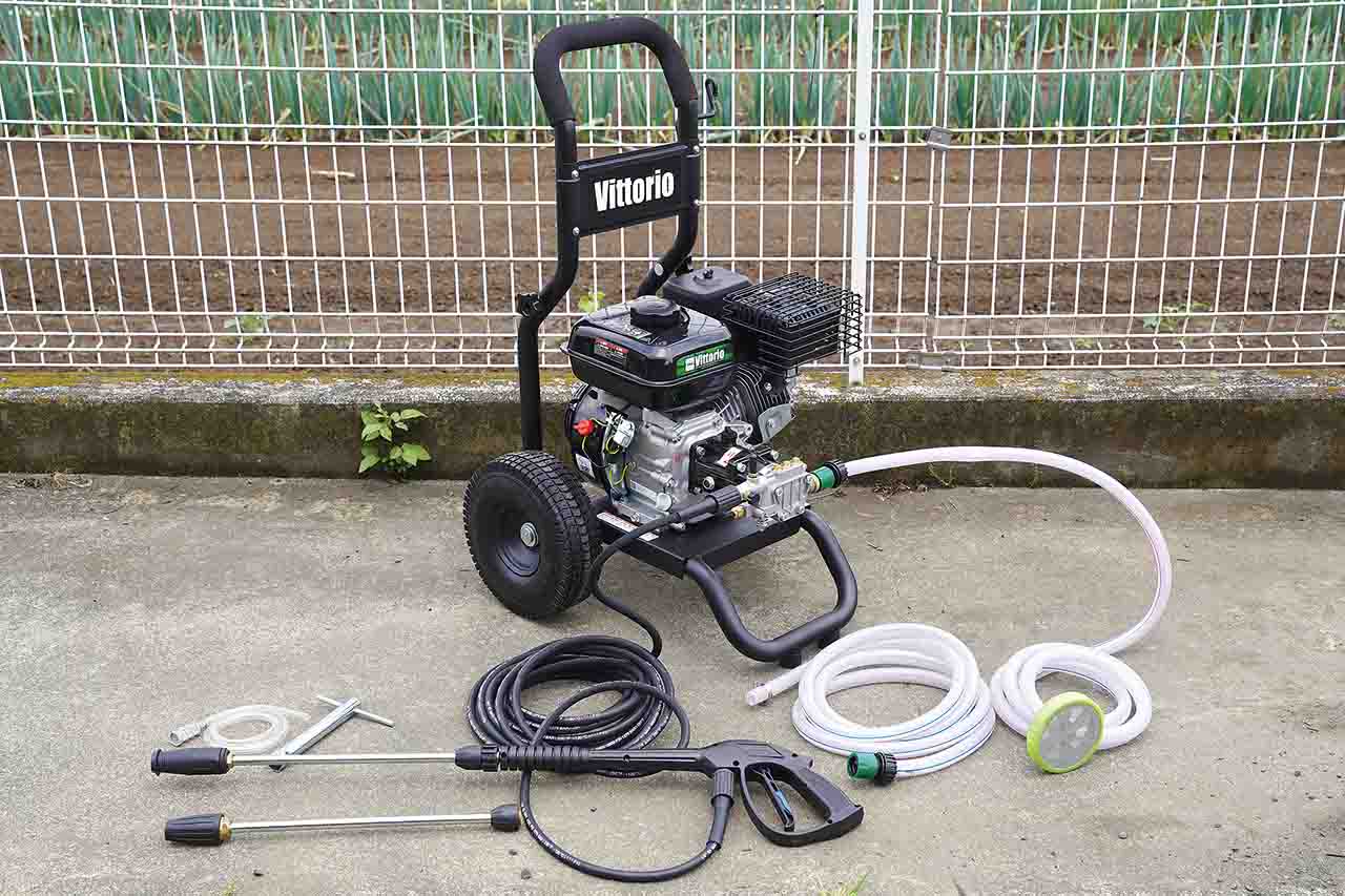 ノーパンクタイヤが付いてオフロードコースでも移動楽々な洗浄機