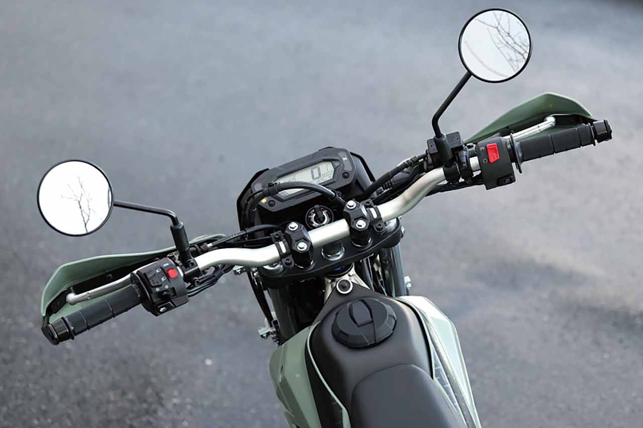 KLX230Sはスチール製で溶接されたハンドルブレースが付いたミリバーなのに対し、シェルパはアルミ製のテーパーバーを採用している