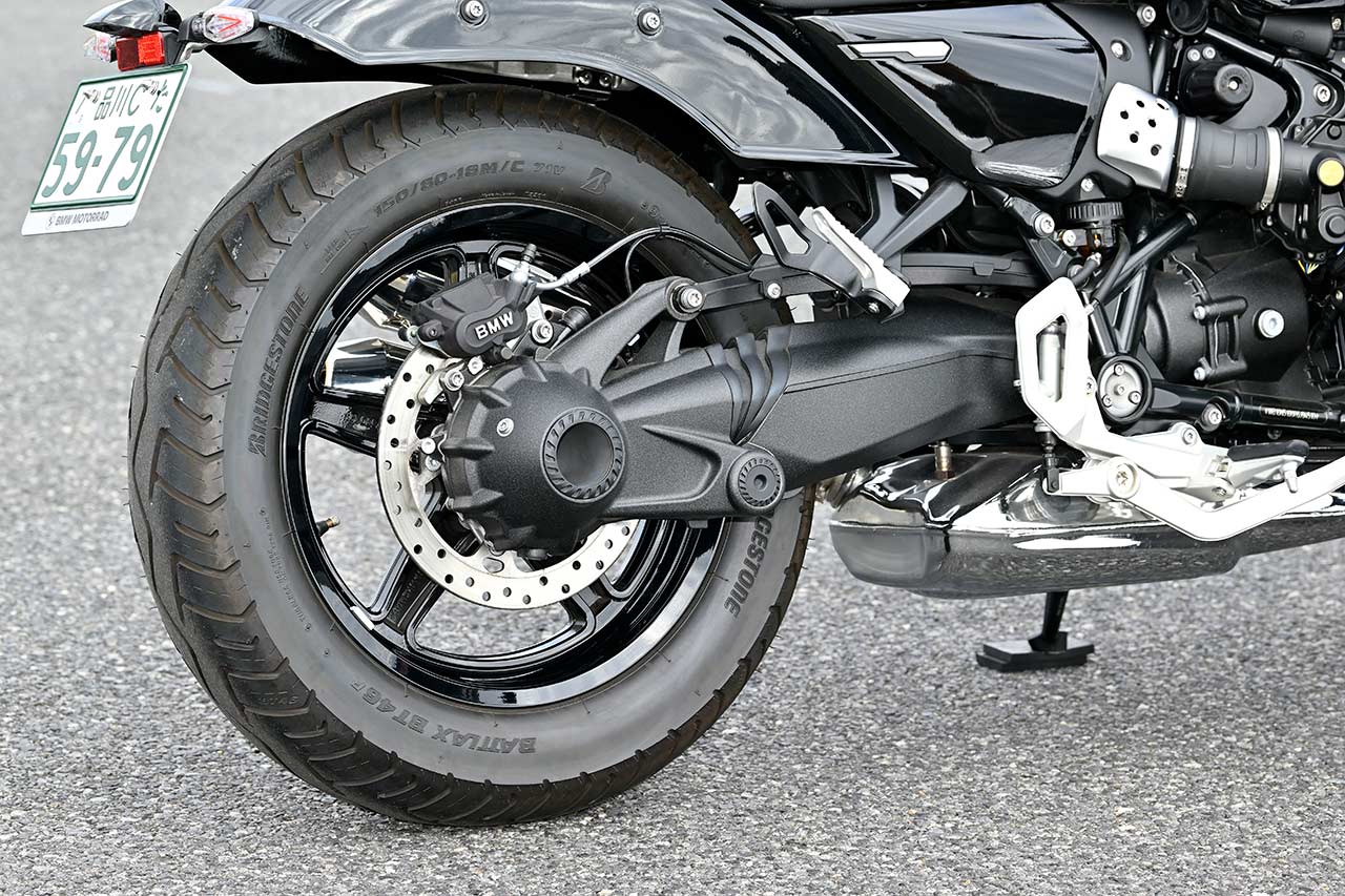 BMWボクサー伝統のシャフトドライブ。タイヤはブリヂストンのBT46を履く。リアブレーキはφ265mmディスクと片押し2ポットキャリパー