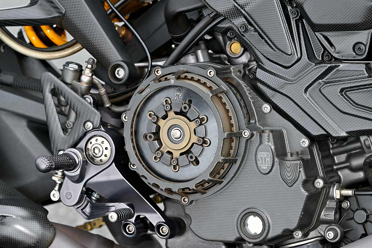 モトコルセが日本総代理店を務めるSTM社の「ドライクラッチコンバージョンキットEvo-SBK」により、クラッチを乾式化。スリッパーとしても、純正より大幅にスムーズかつ確実な作動が得られる