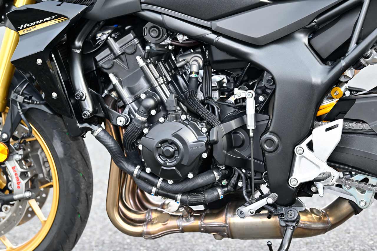 ’17~’19年のCBR1000RRが搭載していた192psのエンジンをベースに、最新排ガス規制に適合させながら低中速の扱いやすさを向上。STDは152ps、排気デバイスを追加したSPは158psを発揮する