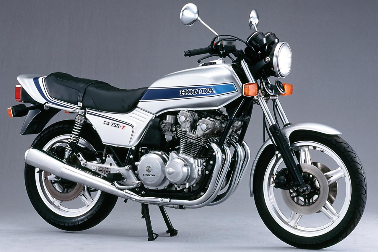 【1979 HONDA CB750F】1970年代に無敵を誇った耐久レーサー・RCBの技術をフィードバックして開発された空冷4バルブDOHCエンジンを搭載。欧米市場を意識したシャープなデザインが特徴で、高性能と扱いやすさを両立。レーサーレプリカブーム前夜の名車として今も人気だ