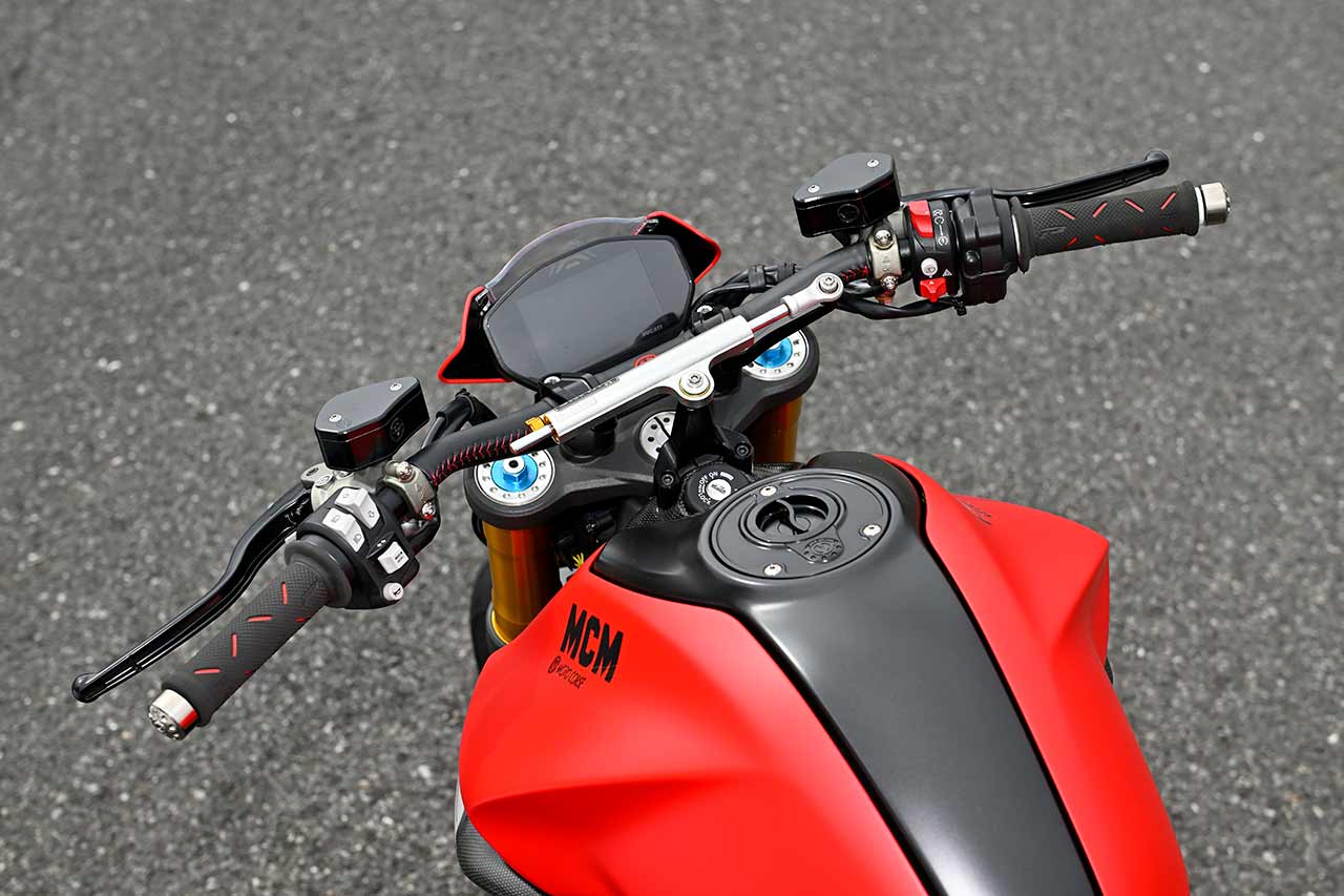 モトコルセ製カーボンライセンスプレートサポートは純正ウインカーを使用。コンパクトなリアビューと大幅な軽量化に貢献