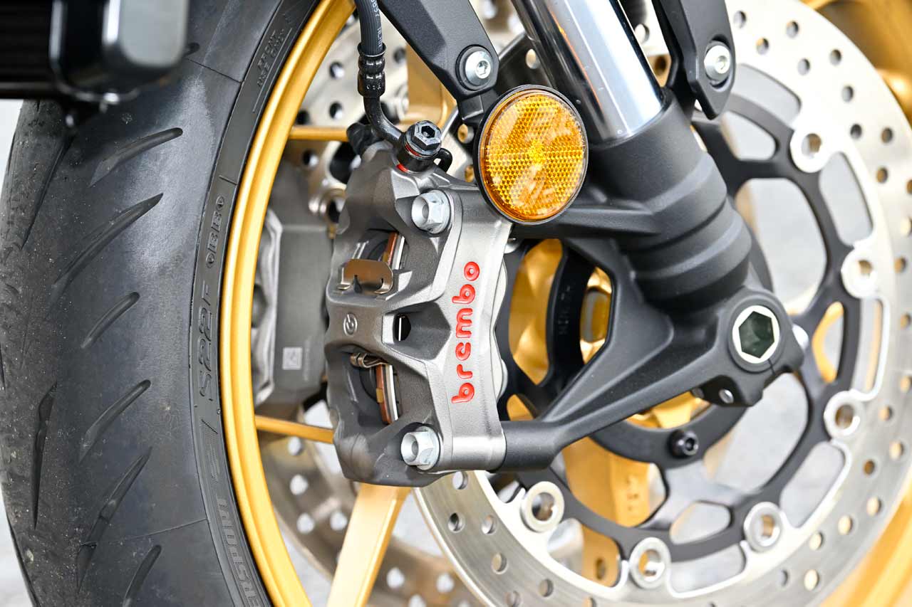 SPのフロントブレーキキャリパーは、安定した制動力を発揮しバネ下重量の軽減にも寄与するブレンボ製Stylemaを装着