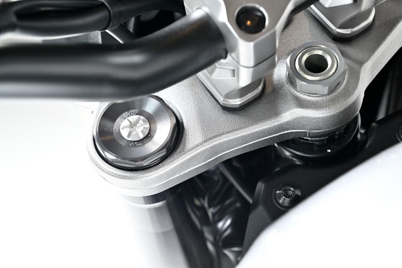 SHOWAのセパレート・ファンクション・ビッグピストン（SFF-BP）が装着されていた。CB750Fと同じく、アウターチューブはブラックだ