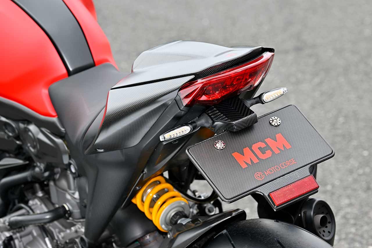 スポーツ走行に適した、やや絞られて低いリゾマ製ハンドルバーとモトコルセ製タンクキャップを装着