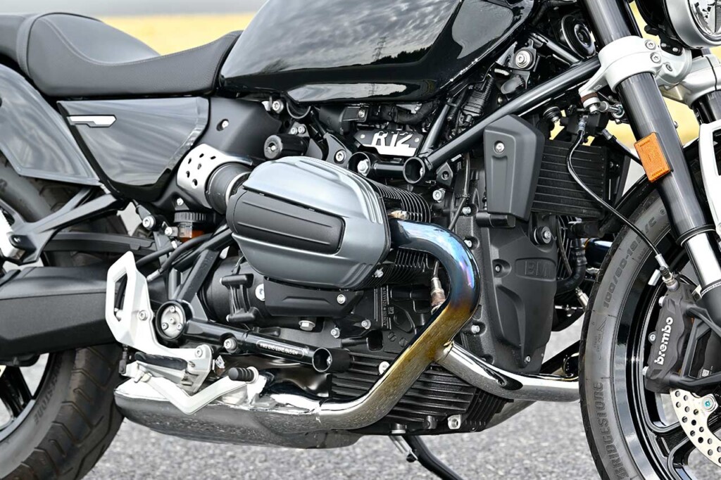 R nineTと同じくDOHC4バルブ仕様の空油冷ボクサーエンジンを、R12シリーズで刷新されたスチール製フレームを用いた車体と組み合わせる