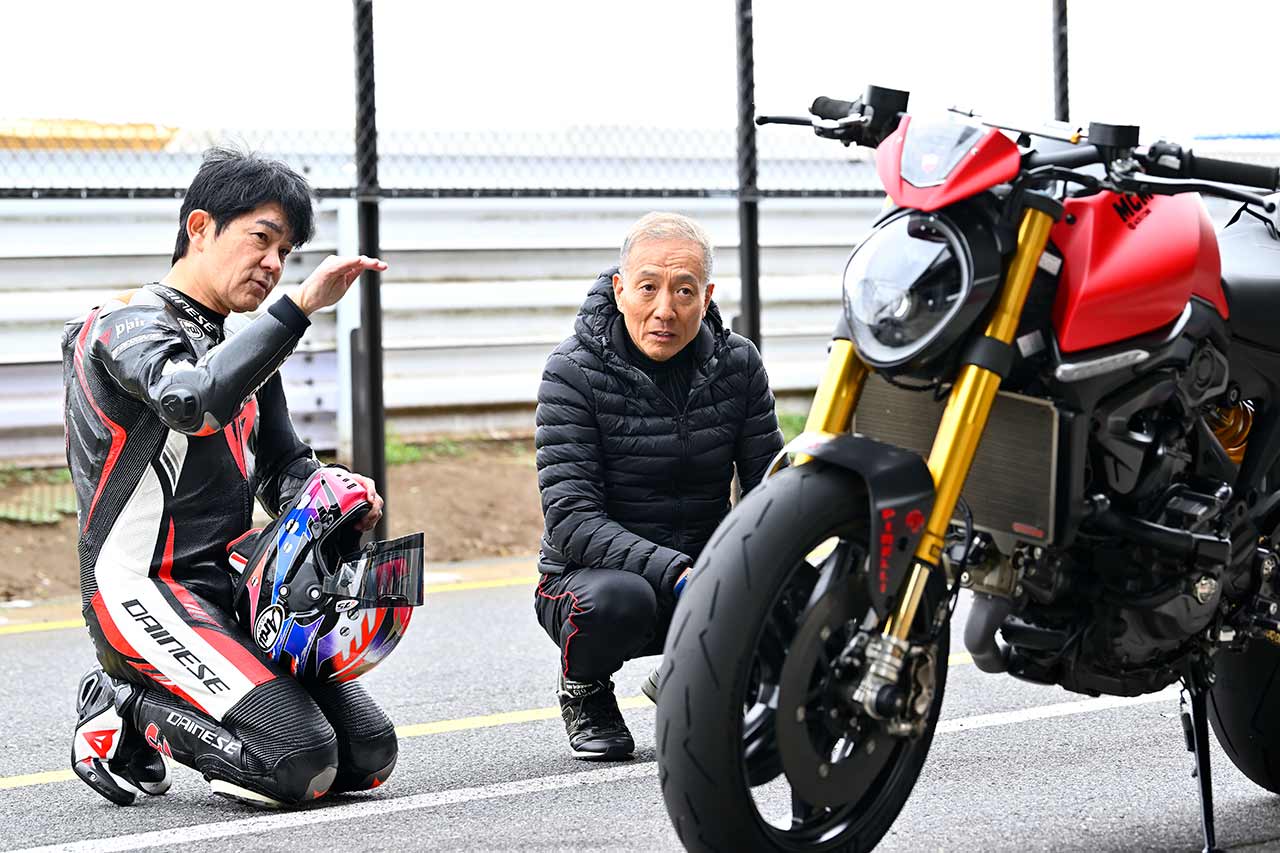 サーキットをより楽しめる前後サスペンションのセッティングを検証中。試乗後にはさらなるレベルアップを狙う近藤伸代表(写真右)が、原田さんに意見を求める場面も