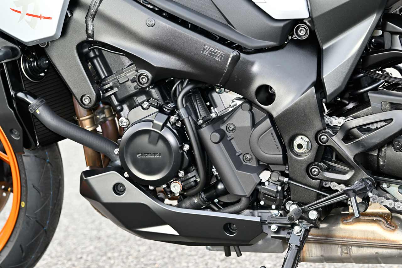 ’05~’08年のGSX-R1000(K5)用エンジンがベース。低転域からでも力強く加速するフレキシブルさと、高回転域の伸びやかさを両立した名機だ。これに最新電子制御を投入し、扱いやすさを向上した
