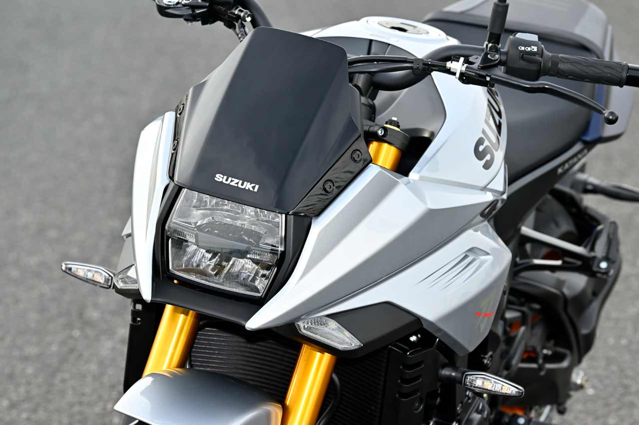 GSX1100S KATANAの角形デザインをオマージュしたヘッドライト。コンパクトなウイングは、刀の切っ先をイメージ