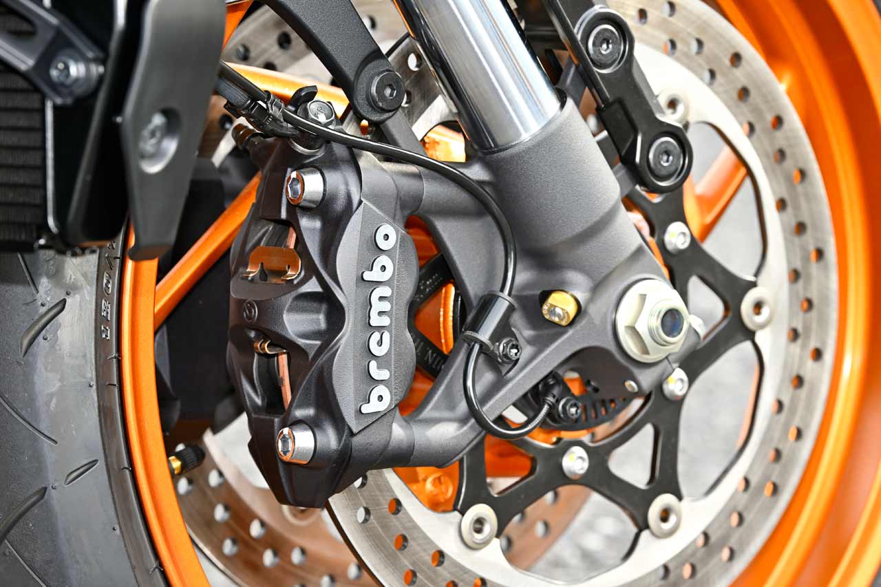 ブレンボ製ラジアルマウントモノブロックキャリパーは、φ310mmの大径ダブルディスクと相まって高い制動力を発揮