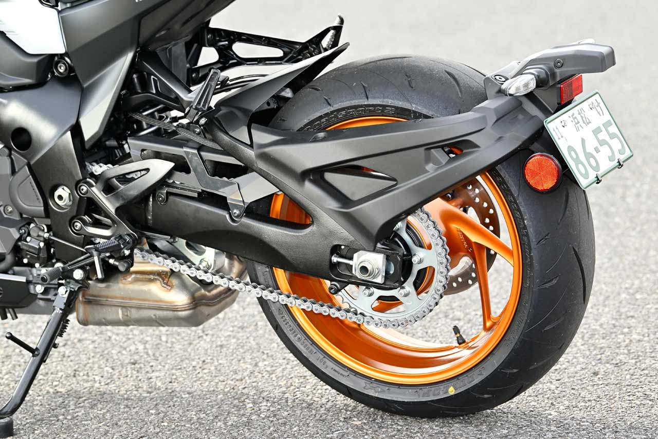 GSX-R1000譲りのスイングアームにリアフェンダーをマウント。テールまわりのシャープさと軽快感を強調している