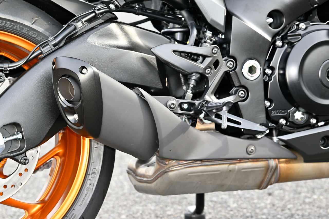 異形マフラーはGSX-Rを彷彿させる乾いたエキゾーストノートを奏でる。アップ/ダウン対応のクイックシフターを装備