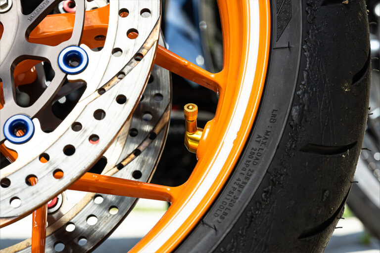大径ローターはL型バルブが便利
近年のビッグバイクはブレーキディスク径が大きく、エアバルブへのアクセス性が悪いです。改善策として、タイヤ交換時にL型バルブに変えると、格段にアクセスしやすくなります。国産車（φ11.5mm）と輸入車（φ8.5mm）で穴径が異なるので注意しましょう