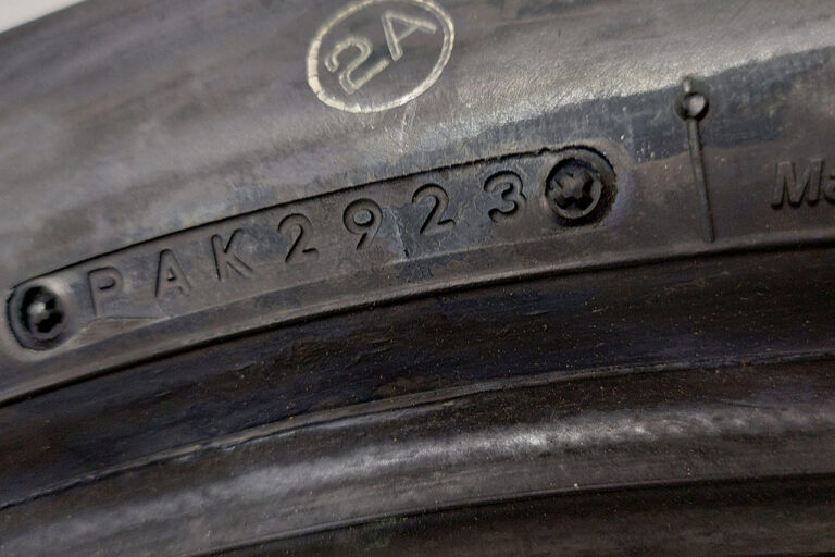 製造年月に注意
4桁の数字から製造年月が分かります。最初の2桁がその年の何週目かを示し、最後の2桁が西暦の後ろ2桁を示しています。写真は’23 年の29週目（7月）の製造です。室内保管でも10年を超えた物は要交換！