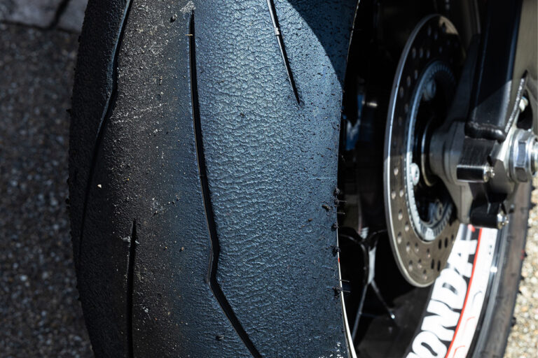 虹色の変色は問題なし
サーキット走行などでタイヤが高温になった後、放置しておくとトレッド面が青っぽく変色する事があります。通称「青やけ」と言いますが、グリップや性能の低下はないので心配無用。タイヤが温まれば再び機能します