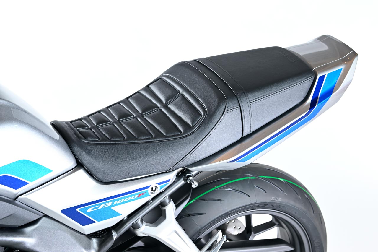 表皮のパターンもCB750Fを彷彿させるデザイン。燃料タンクから繋がるサイドカウルはFシリーズのアイコンと言えるディテールだ