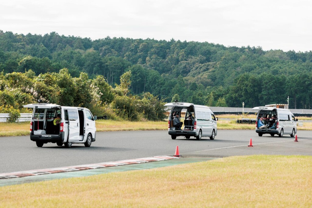 「コース・サイティングツアー」走行開始前にハイエースの荷台に乗ってコースを下見します。走行ラインの目印になる ポイントの解説や、路面状況の説明を行います。