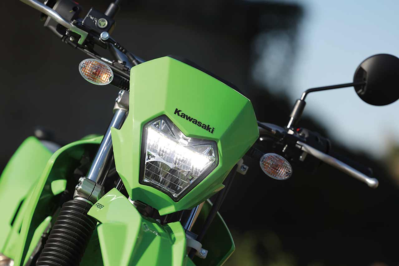 前モデルでは大型だったライトカウルは、KLX230SMと同デザインの薄型なシャープな顔つきに変貌。これだけでもイケメン度が増幅! ヘッドライトはLEDを採用する