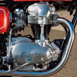 ’99年に登場したW650のエンジンは、あえて大量生産に向かないベベルギヤを採用したバーチカルツイン