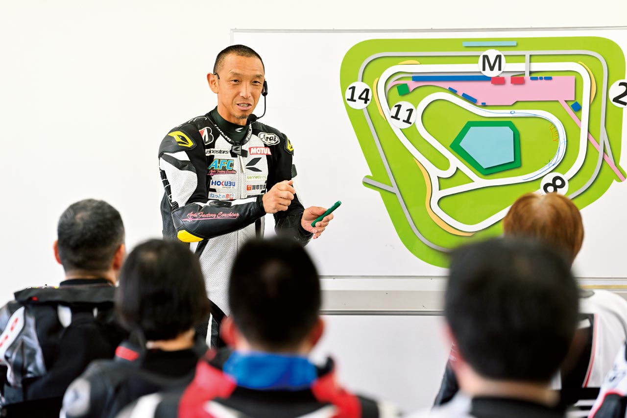 青木宣篤さんの「ピンク腕章レクチャー」サーキットビギナー が多いピンク腕章クラスの参加者が不安なく走れるよう、ス ポーツ走行のコツをレクチャーします。