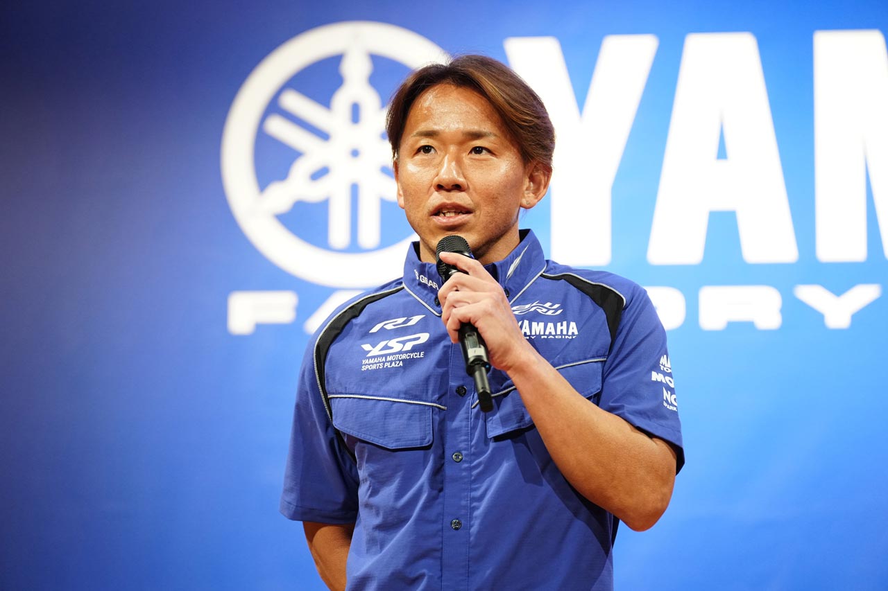 2025年シーズンのヤマハファクトリーレーシング活動体制発表会では、中須賀克行選手をはじめ各ライダーがピットシャツを着て登壇した
