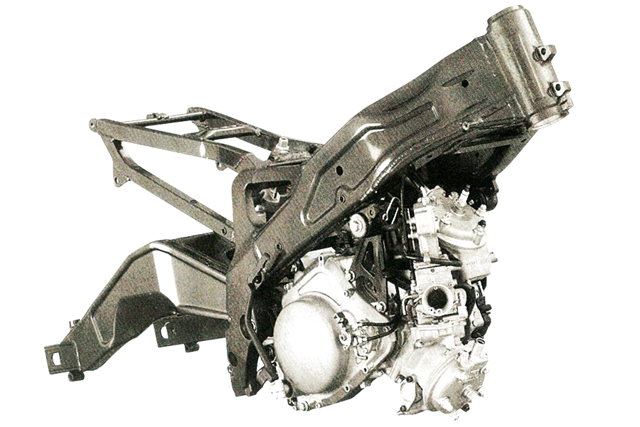 アルミデルタボックスフレームに懸架されるエンジンはTZ250と並行開発され、ワークスマシンのYZRと同じ形式の1軸バランサーを装備