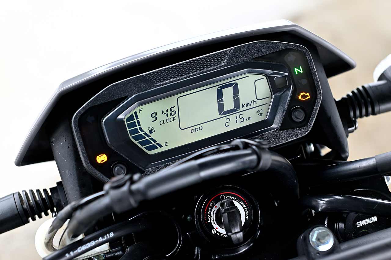 メーターはフルLCD。専用アプリ「RIDEOLOGY THE APP」との連携が可能。