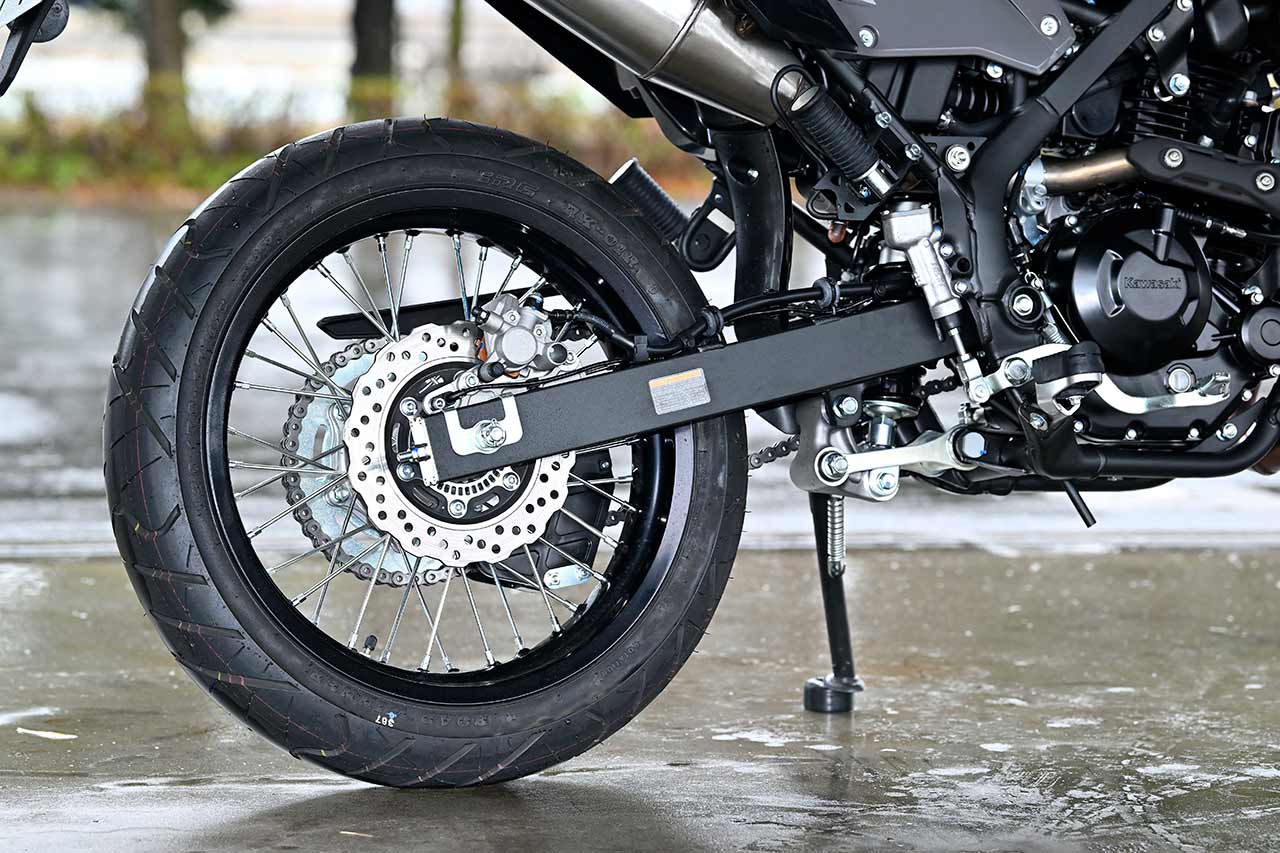 リアサスペンションはニューユニトラックを採用し、ホイールトラベル量を従来モデル比で55mm増大。ディメンションの最適化と、乗り心地を向上。
