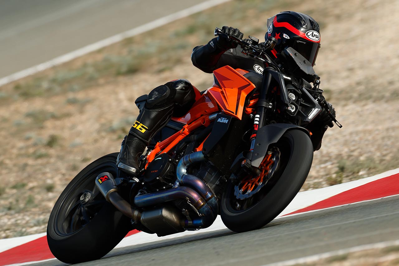 リクエスト生地見本 KTM 1390 SUPER DUKE R EVO】レーシングマシンに迫る鋭利な