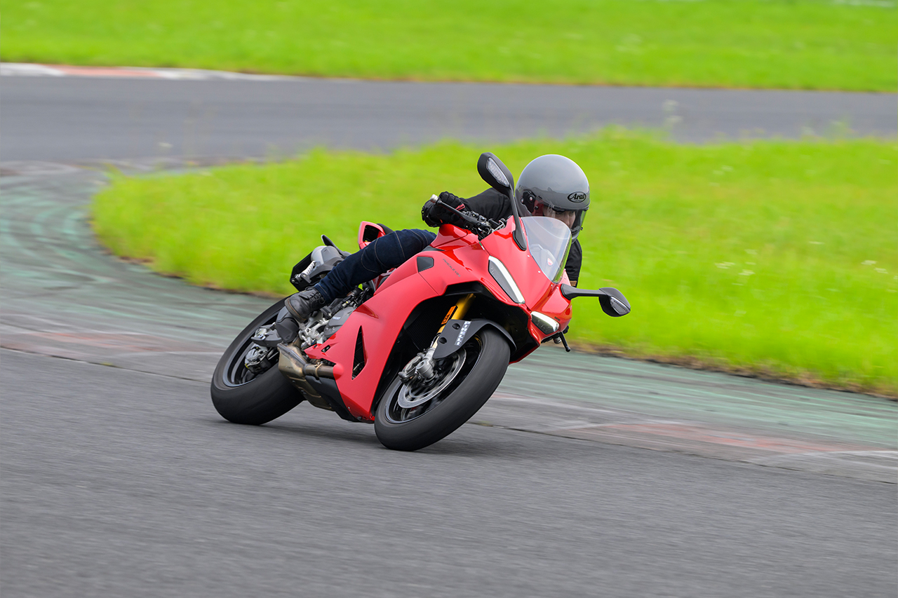 峠でもしっかり開けて楽しめる新たなパニガーレ｜DUCATI