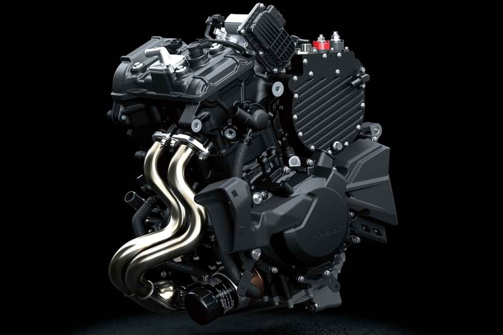 排気量451cc水冷4ストローク直列2気筒DOHC4バルブエンジンは、単体での最高出力は58ps。シリンダー背面に設けられた筒状のパーツがモーター。モーター単体の最高出力は12ps。モーターの動力はチェーンを介してミッションの入力軸に直結、エンジンからの動力は電子制御式クラッチが、ミッションへの伝達を自動でコントロール