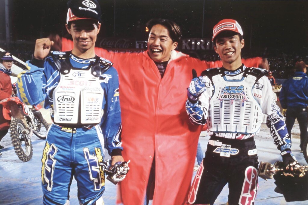 ジャパンスーパークロス神宮大会125クラス、勝樹（左）は弟・直樹（右）とワンツーフィニッシュを決めて優勝。写真は笑顔の兄・太麻樹（中央）だが号泣したという