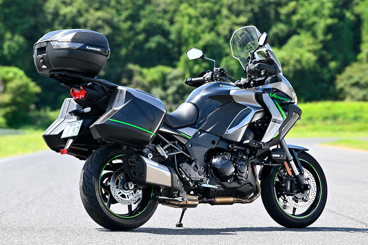 バイク用ハードケースの名門GIVI社製のトップ&パニアケースは、純正品だけにフィッティングは完璧。トップケースは47L、パニアケースは片側28ℓ、フル装備で計103Lの積載力を実現