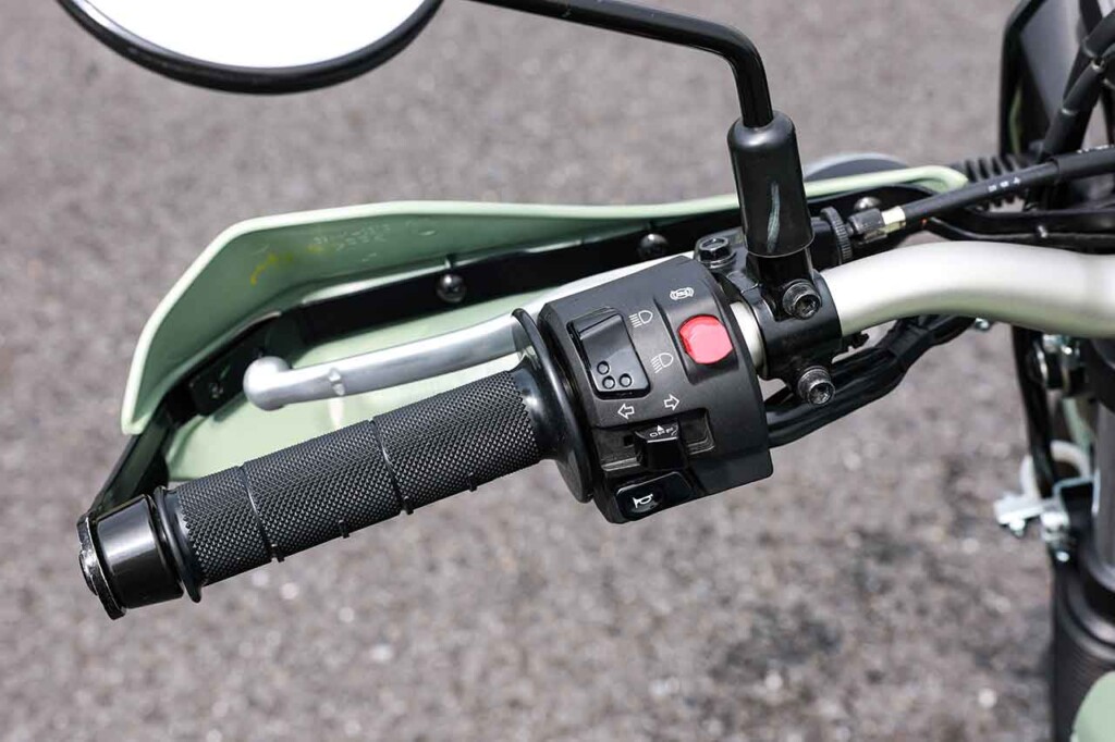 左ハンドルスイッチに設けられた赤いボタンを停車中に長押しすると、前後輪のABSをキャンセルできる。オフロード走行時には嬉しい機能。