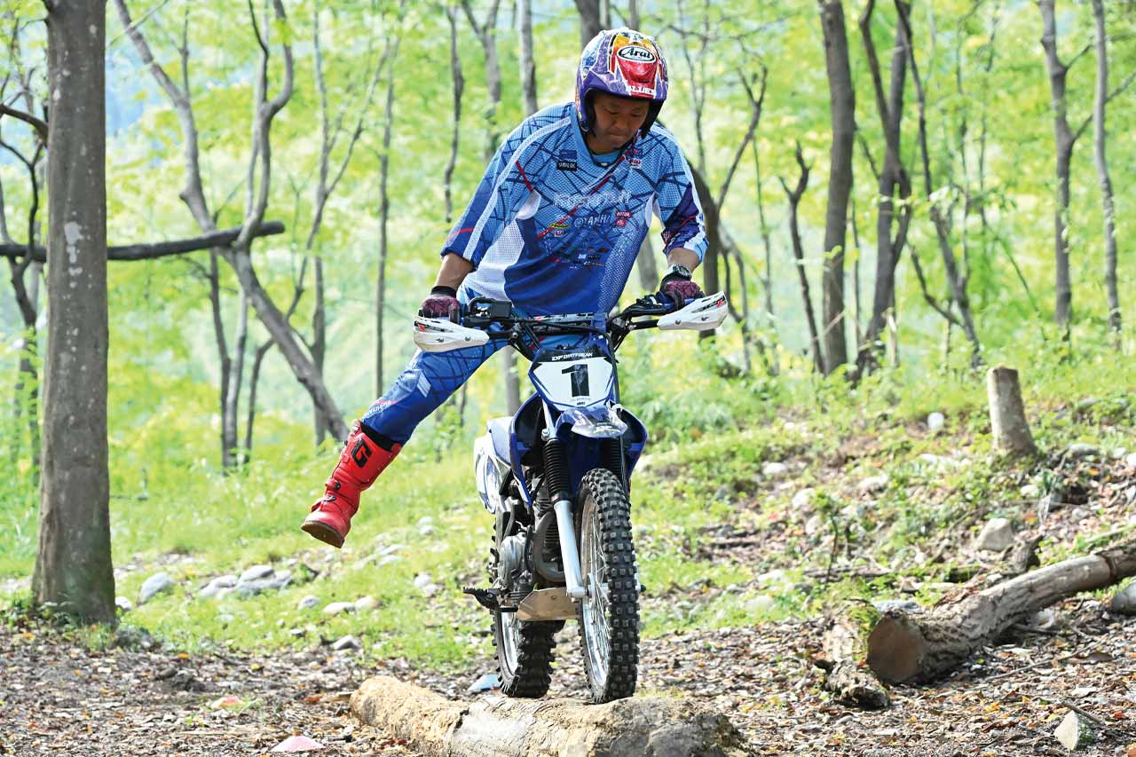 トライアルISA野崎史高選手のトラテク】ハンドル幅以下の木々の間を