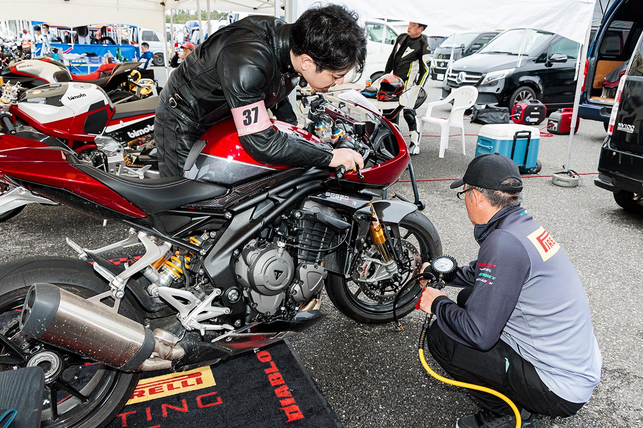 朝イチの空気圧調整は必須。本誌主催のライディングパーティには、ピレリジャパンも頻繁にブースを出展し、タイヤ空気圧の無料調整サービスを実施してくれている