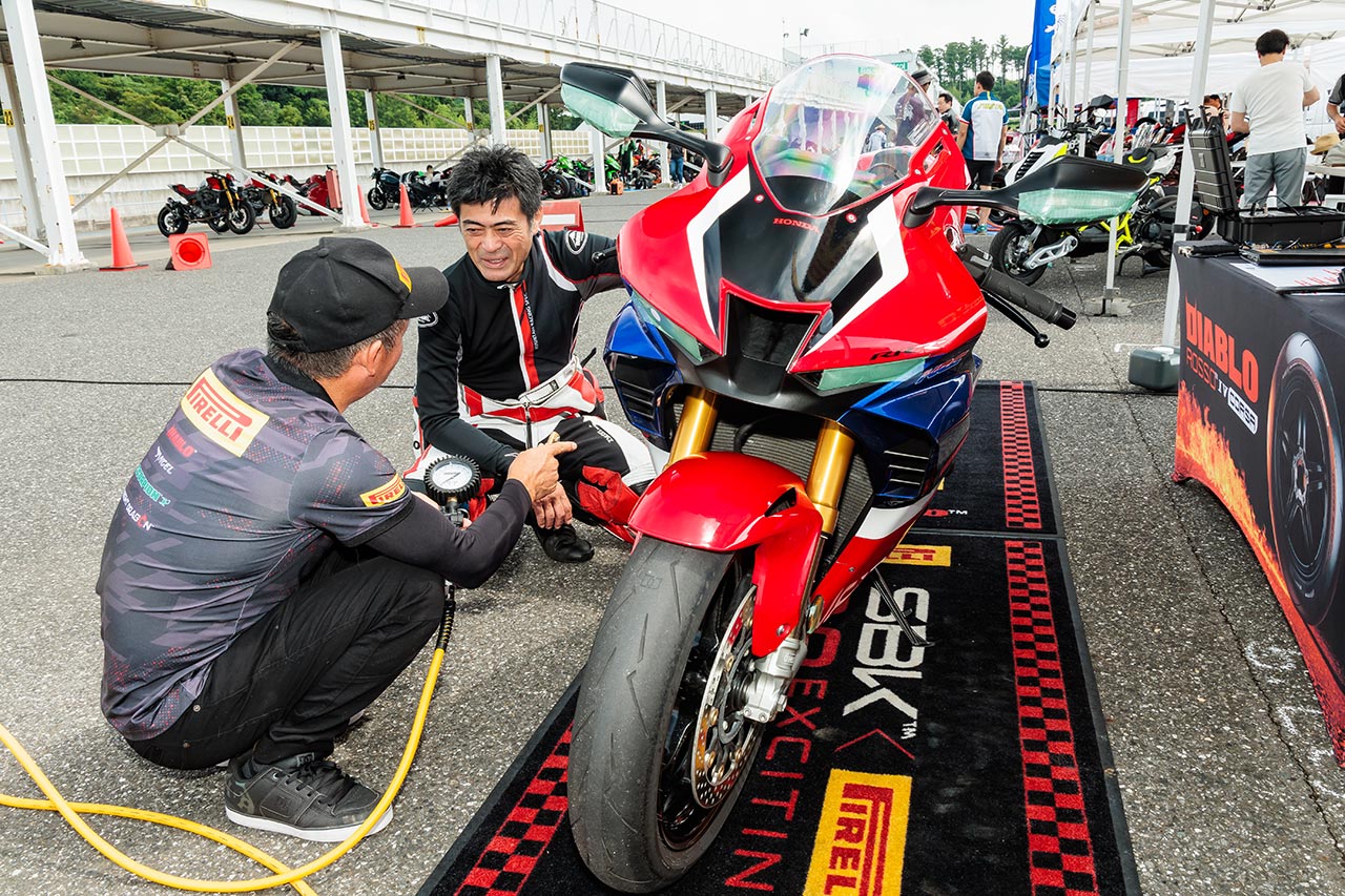 ライディングパーティのピレリブースでは、タイヤに関するさまざまなアドバイスを受けられる。一般論ではなく、個々のタイヤと車両とレベルに合った話もできるはず!