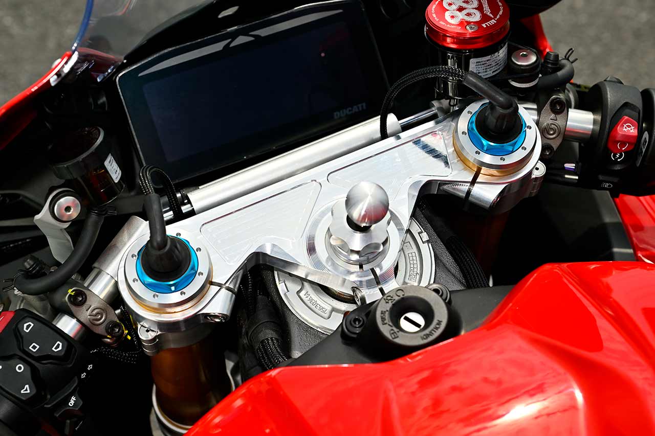 剛性最適化による軽快な操縦性を狙ったアルミビレット製トップブリッジも開発中（先代までのパニガーレ用はトップブリッジMotoGPデザインとして販売）。現状は肉抜き加工のない初期プロトタイプだ