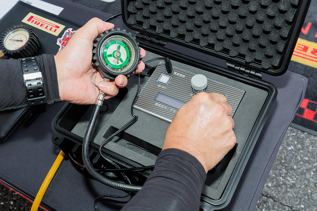 市販されているエアゲージには、多少の数値誤差が発生することもある。ライディングパーティのピレリブースでは、その誤差を計測してくれる無料サービスも実施中