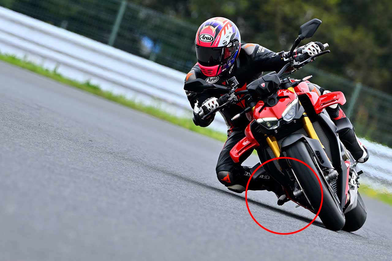 【リアを自動制御するドゥカティのポストラン機能】ドゥカティの最新型パニガーレV4シリーズやストリートファイターV4シリーズは、ボッシュ社と共同開発したレースeCBSを標準装備。制御オンでフロントブレーキを掛けると自動的にリアブレーキが作動し、このうちポストラン機能付きのモードでは、減速だけでなく旋回にも寄与する
