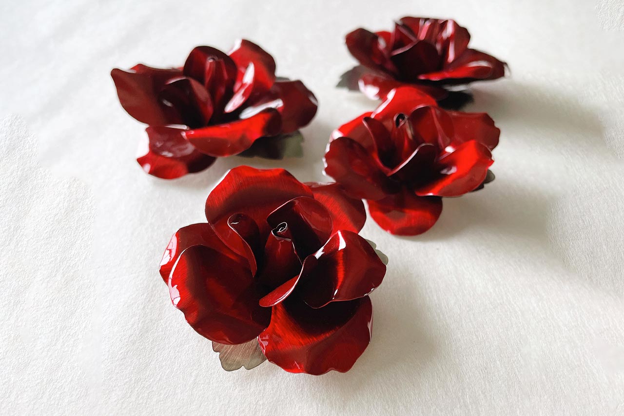 バイクパーツ以外の作品例が、職人によるハンドメイドのコスチュームジュエリー「THEBLOSSO」。花びらはステンレス製で、高度な薄板板金技術により生花のような曲線が再現されている